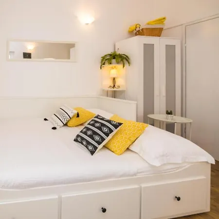 Apartment Modern & Beautiful Apartments,